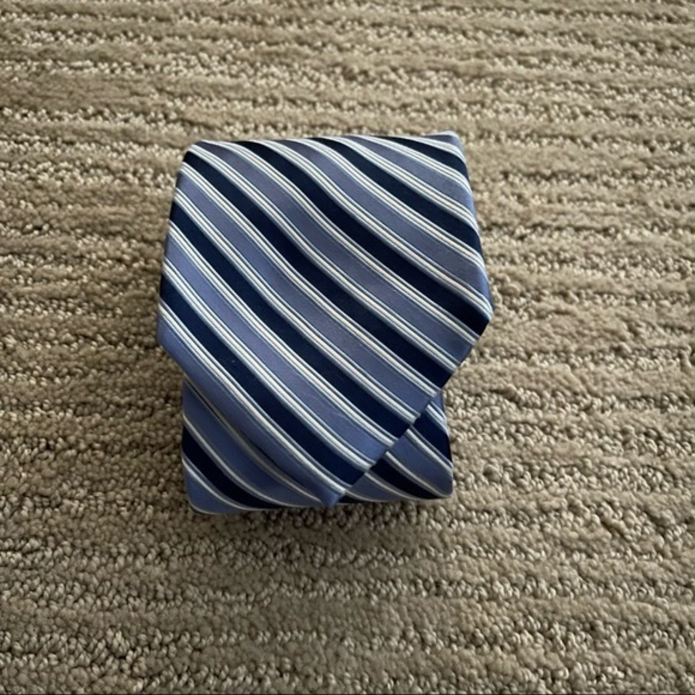 club room tie